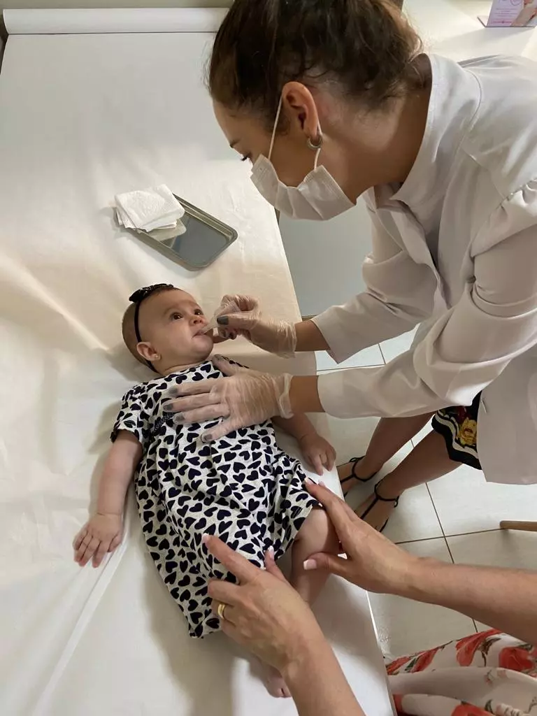 Criança vacinada com acolhimento na Clínica de Vacinas São José