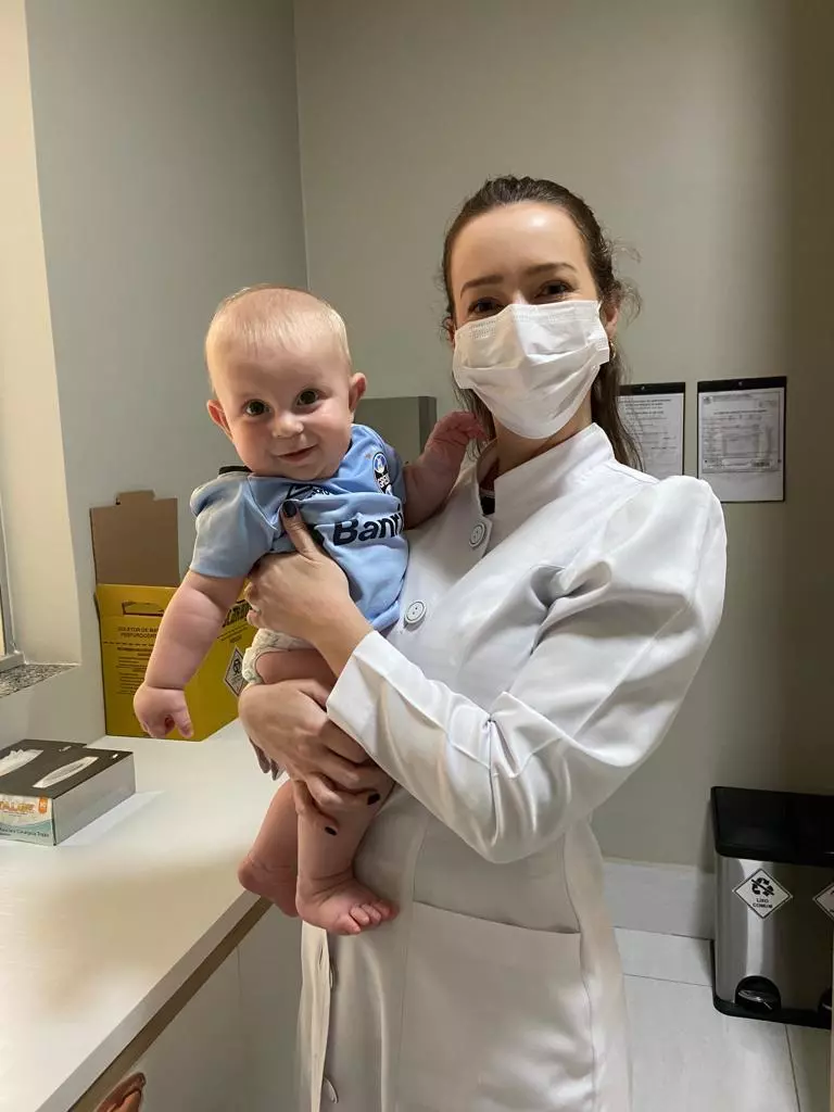 Criança vacinada com acolhimento na Clínica de Vacinas São José