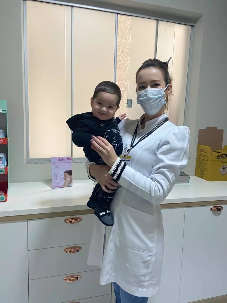 Criança vacinada com acolhimento na Clínica de Vacinas São José