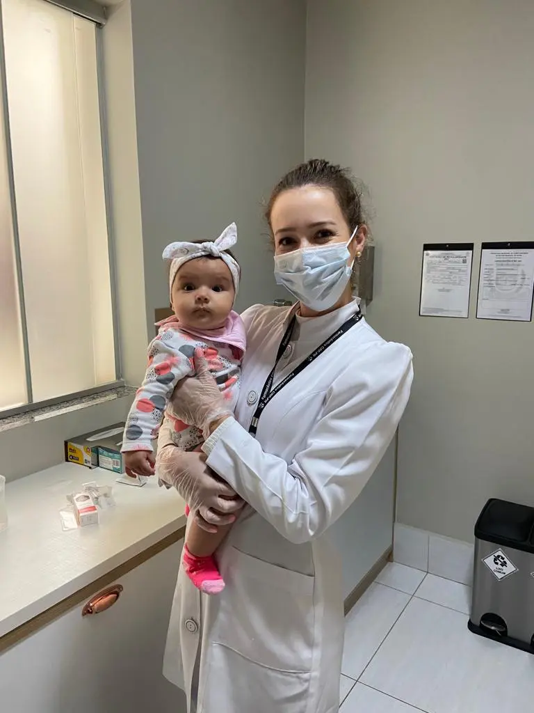 Criança vacinada com acolhimento na Clínica de Vacinas São José